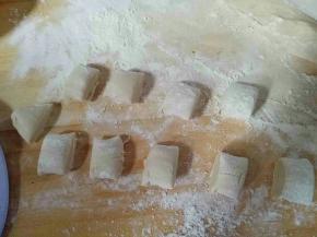 用刀切小剂子，最好15克左右一个，我觉得正好