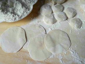 按扁擀成饺子皮