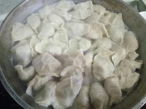 锅里烧开水，水沸腾时下入饺子，煮30秒后用铲背把饺子撑起来，煮至饺子全部浮起来，肚子变鼓即可捞出