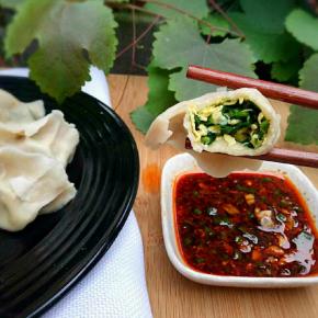 放点蒜泥，辣椒油，醋和酱油，简单调个蘸料，开吃吧