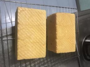 出炉后震一下立即脱模侧放在烤网上放凉微热，放入保鲜袋密封保存。