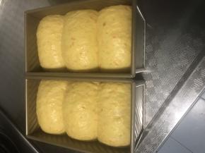 发酵中我喷了三次雾，保持湿度，发酵八九分满盖上盖子送入提前预热好的烤箱中下层上下火175 度40 分钟