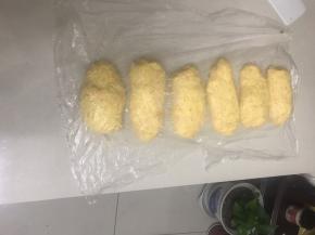 分成六份，稍垃长盖上保鲜膜松弛10 分钟