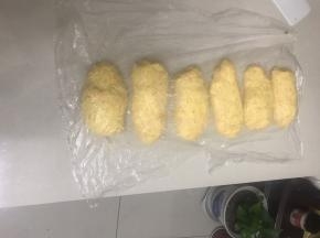 分成六份，稍垃长盖上保鲜膜松弛10 分钟