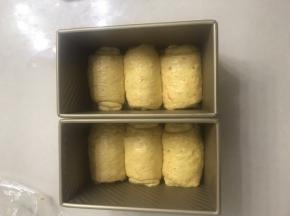 放入学厨金色吐司盒中，表面喷雾放在没有开空调的地方发酵。