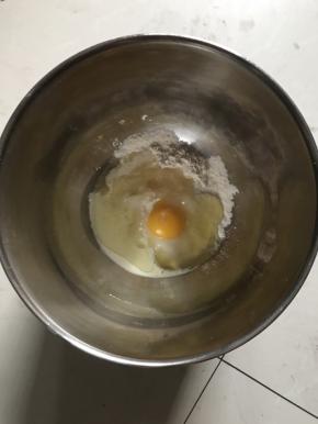 打主面团所有食材和发酵好的中种面团，放入厨师机盆里，用二档揉成面团，转四档揉到完全扩展阶段。