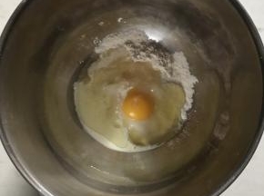 打主面团所有食材和发酵好的中种面团，放入厨师机盆里，用二档揉成面团，转四档揉到完全扩展阶段。