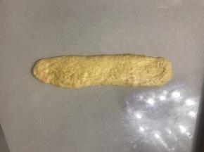擀成长舌型翻面从上向下自然转起