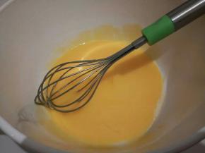 将蛋黄和蛋清分离，注意盛放蛋清的打蛋盆一定要保证无油无水，打蛋清我有专用盆子。蛋黄先打散一下，再加入玉米油搅打均匀，