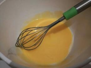 将蛋黄和蛋清分离，注意盛放蛋清的打蛋盆一定要保证无油无水，打蛋清我有专用盆子。蛋黄先打散一下，再加入玉米油搅打均匀，