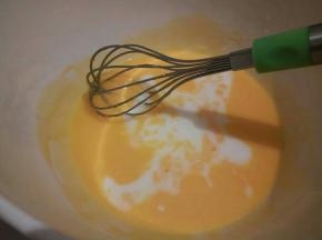 再加入牛奶，一样搅拌均匀，