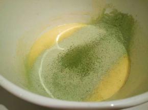  搅拌好了以后，加入提前筛好的抹茶粉和低筋面粉拌匀，拌的时候用打蛋器呈z字形状轻轻的来回搅动，不要转圈搅拌，以免起筋。