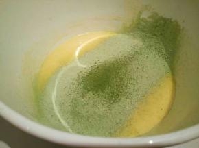  搅拌好了以后，加入提前筛好的抹茶粉和低筋面粉拌匀，拌的时候用打蛋器呈z字形状轻轻的来回搅动，不要转圈搅拌，以免起筋。