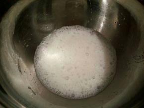 蛋清中加了3滴新鲜柠檬汁，用电动打蛋器高速打发，打发成这样大的鱼眼泡，就可以加入三分之一糖粉，