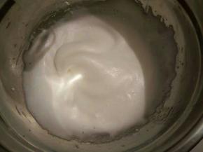 接着再用电动打蛋器继续高速打发，当蛋清泡沫消失，变得细腻顺滑的时候就可以再加入另外的三分之一糖粉。