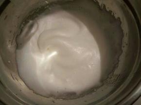 接着再用电动打蛋器继续高速打发，当蛋清泡沫消失，变得细腻顺滑的时候就可以再加入另外的三分之一糖粉。