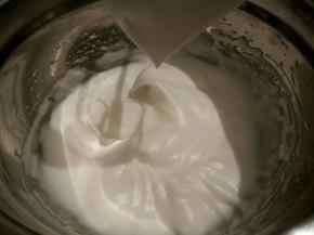 打发到湿性发泡时，再加入最后的三分之一糖粉，