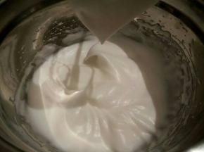 打发到湿性发泡时，再加入最后的三分之一糖粉，