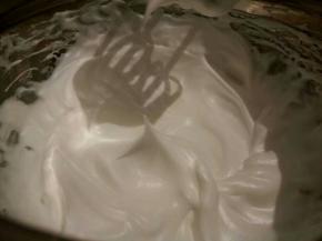 将蛋白打发到干性发泡的状态（提起打蛋器后，蛋白拉出直立的尖角）。就可以了！