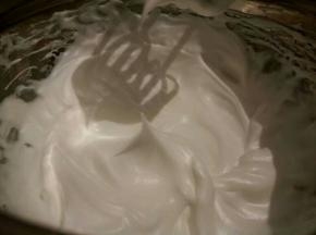 将蛋白打发到干性发泡的状态（提起打蛋器后，蛋白拉出直立的尖角）。就可以了！