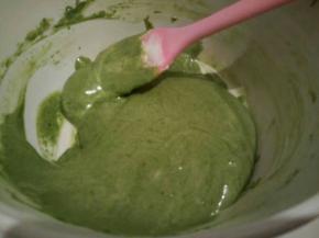  盛1/3蛋白到蛋黄碗里，翻拌均匀(从底部往上翻拌，不要画圈搅拌)。