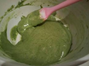  盛1/3蛋白到蛋黄碗里，翻拌均匀(从底部往上翻拌，不要画圈搅拌)。