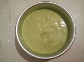 把面糊倒入模具中，将模具在台面上震几下，震出大气泡,