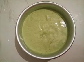 把面糊倒入模具中，将模具在台面上震几下，震出大气泡,