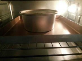 将蛋糕模放入预热好的烤箱，上下火130度，中层（我的烤箱只有3层），烤45-50分钟。