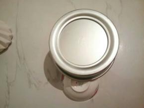  将出炉的蛋糕，垂直震一下，立即倒扣在烤网上或者2个碗中间，直到完全冷却。一定要自然凉透了再脱模。