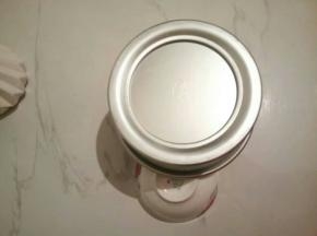  将出炉的蛋糕，垂直震一下，立即倒扣在烤网上或者2个碗中间，直到完全冷却。一定要自然凉透了再脱模。