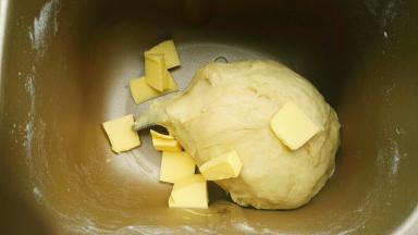 一个程序完成后，加入软化的黄油，再次启动lMix键和面15分钟，直到完全扩展阶段
