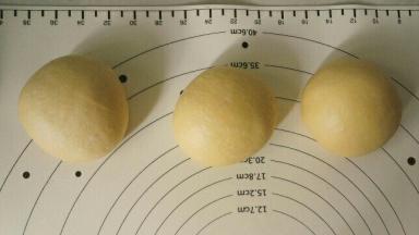 将面团分成3等份，滚圆后静置15分钟