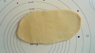 静置完后将面团擀成牛舌头状