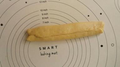 将两边往中间折好，结合处用手粘合好