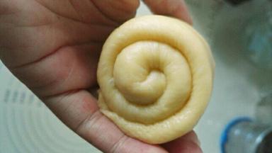 从上往下卷起，卷好的圈数宜2.5个圈