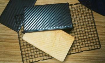 出炉后，震几下，倒扣在晾网上凉到还有点余温的时候用袋子密封装好。