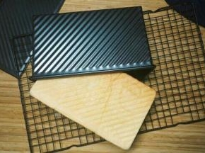 出炉后，震几下，倒扣在晾网上凉到还有点余温的时候用袋子密封装好。