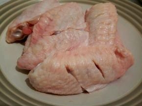  鸡翅洗干净，划2下