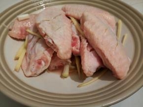 加生姜，葱，料酒，腌制30分钟