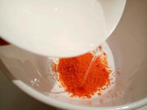 烤肉料35克，清水35克，放一起，拌一下