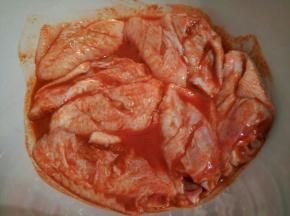  加入腌制好的鸡翅，腌制一夜，更加入味