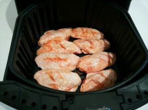  腌制好的鸡翅，放入空气炸锅的里，