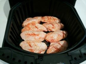  腌制好的鸡翅，放入空气炸锅的里，