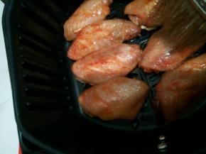 10分钟的时候，给它拿出来，两面刷一层油，不至于表面太干