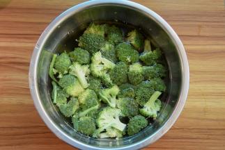 西兰花去粗茎掰成小块，放淡盐水中浸泡一会儿