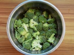 西兰花去粗茎掰成小块，放淡盐水中浸泡一会儿