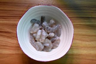 鲜虾剥出虾仁，挑去虾肠虾线