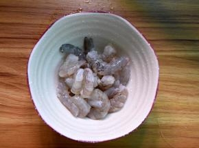 鲜虾剥出虾仁，挑去虾肠虾线