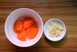胡萝卜去皮切片；蒜切末